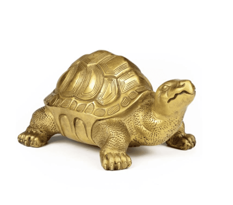 Złota figurka żółwia feng shui