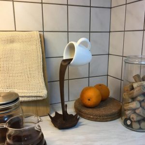 Rozlewająca Się Magia - Pływająca Filiżanka Kawy
