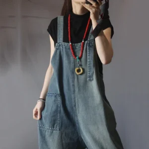 Damskie ogrodniczki dżinsowe – modny vintage look