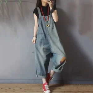 Damskie ogrodniczki dżinsowe – modny vintage look