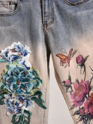 Damskie Dżinsy – Ołówkowy Krój, Sprany Denim, Kwiatowy Haft