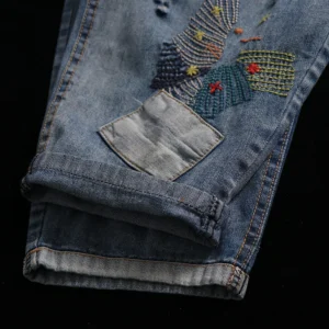 Damskie Jeansy Vintage – Luźny Krój, Sprany Denim, Stylowe Przetarcia
