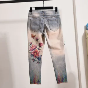 Damskie Dżinsy – Ołówkowy Krój, Sprany Denim, Kwiatowy Haft