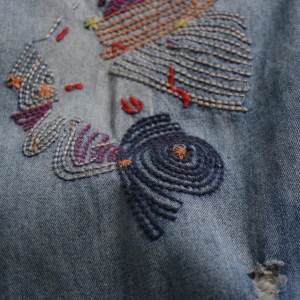 Damskie Jeansy Vintage – Luźny Krój, Sprany Denim, Stylowe Przetarcia