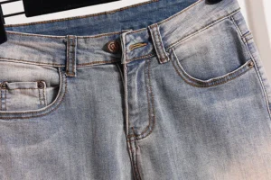 Damskie Dżinsy – Ołówkowy Krój, Sprany Denim, Kwiatowy Haft