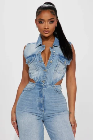 Kombinezon Denim  z Rozcięciami – Elegancki,  Kobiecy Styl na Co Dzień