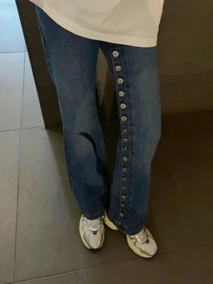 Retro High Street – Damskie Jeansy “Multi-Button” Szerokimi Nogawkami