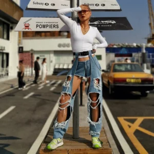 Jeansy Damskie streetwear z wysokim stanem – szerokie nogawki, efektowne dziury