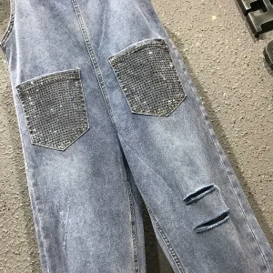 Damskie ogrodniczki jeansowe z przetarciami (ripped) – casual