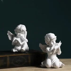 Figurka klęczącego aniołka ze skrzydłami, dekoracja na półkę - ujęcie produktu