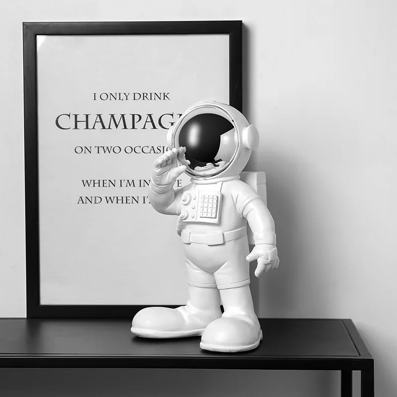 Figurka stojącego astronauty z lustrzanym wizjerem, dekoracja - ujęcie produktu