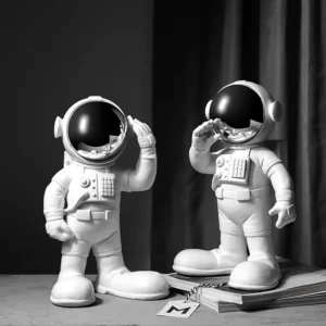 Figurka stojącego astronauty z lustrzanym wizjerem, dekoracja - ujęcie produktu