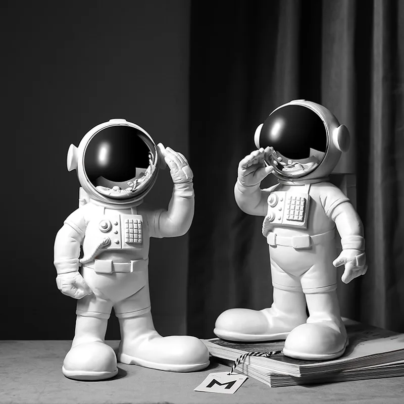 Figurka stojącego astronauty z lustrzanym wizjerem, dekoracja - ujęcie produktu