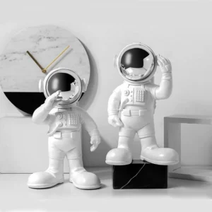 Figurka stojącego astronauty z lustrzanym wizjerem, dekoracja - ujęcie produktu