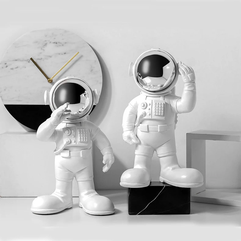 Figurka stojącego astronauty z lustrzanym wizjerem, dekoracja - ujęcie produktu