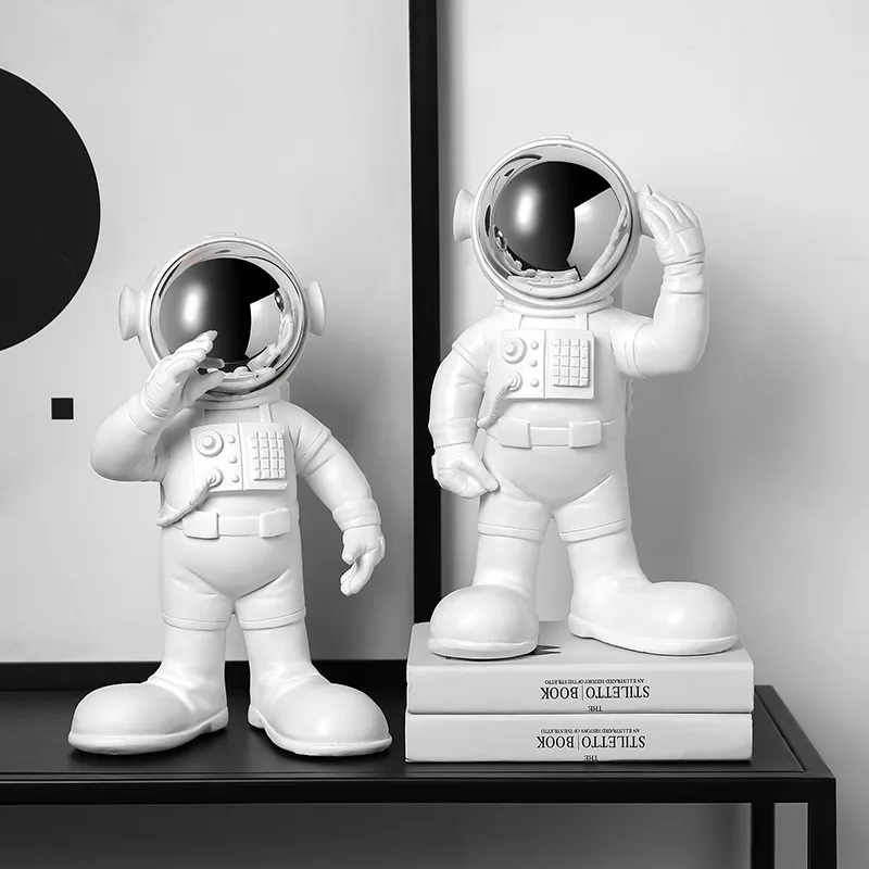 Figurka stojącego astronauty z lustrzanym wizjerem, dekoracja - ujęcie produktu