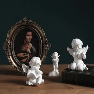 Figurka klęczącego aniołka ze skrzydłami, dekoracja na półkę - ujęcie produktu