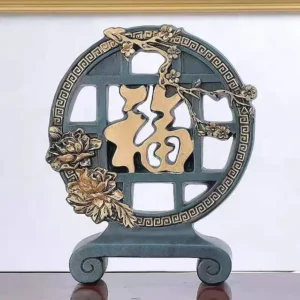 Figurka słonia z uniesioną trąbą i złotym zdobieniem, dekoracja - ujęcie produktu