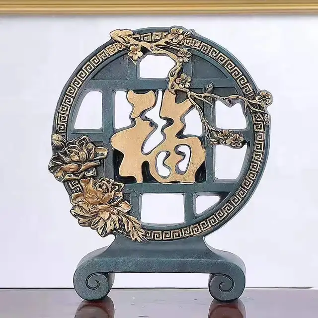 Figurka słonia z uniesioną trąbą i złotym zdobieniem, dekoracja - ujęcie produktu