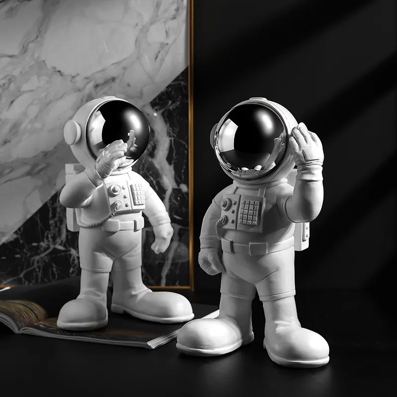 Figurka stojącego astronauty z lustrzanym wizjerem, dekoracja - ujęcie produktu