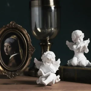 Figurka klęczącego aniołka ze skrzydłami, dekoracja na półkę - ujęcie produktu