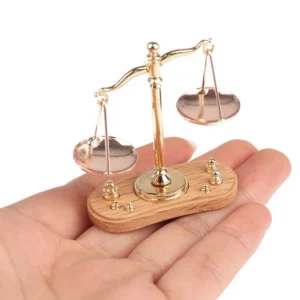 Miniaturowa waga sprawiedliwości dekoracyjna vintage