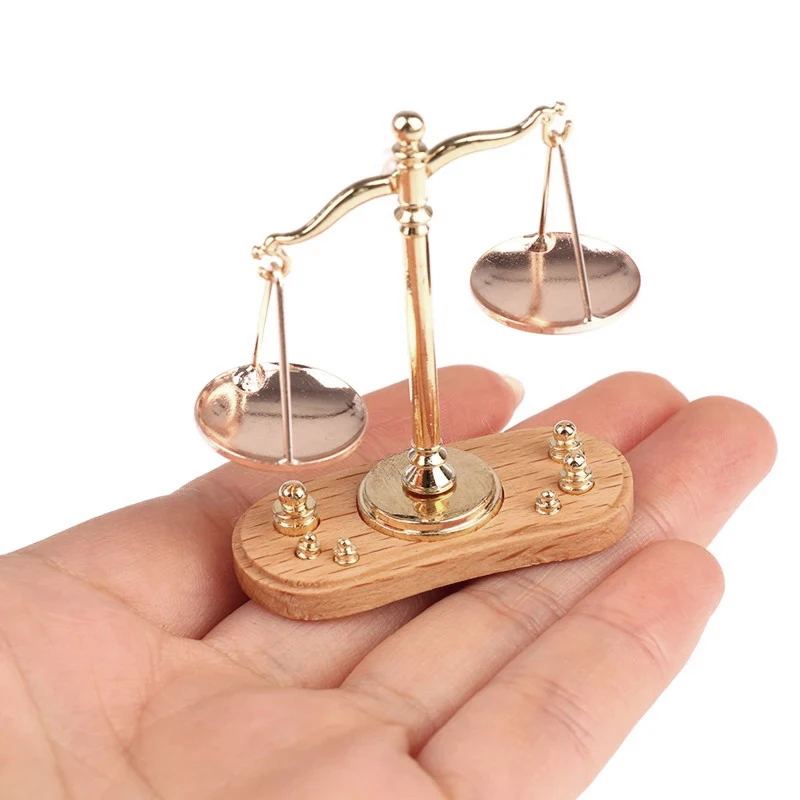 Miniaturowa waga sprawiedliwości dekoracyjna vintage