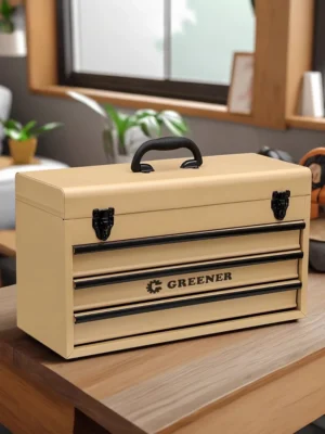 Drewniana skrzynka na narzędzia z uchwytem i zatrzaskami - ujęcie produktu