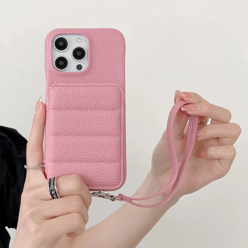 Etui do iPhone z krótkim paskiem i wypukłym wzorem - ujęcie produktu