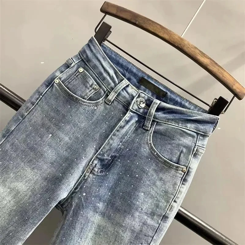 Jeansy damskie slim fit z wysokim stanem, z elastycznego denimu, z haftem