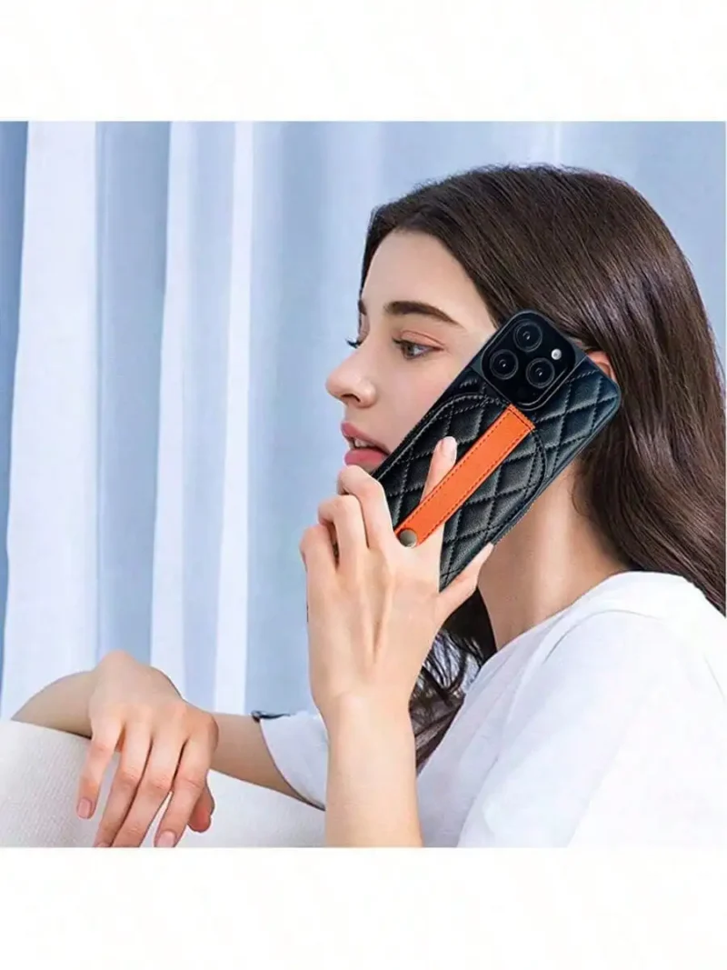 Etui do iPhone z kontrastowym paskiem i wzorem kratki - ujęcie produktu