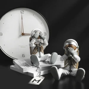 Figurka siedzącego astronauty, dekoracja z dłońmi przy hełmie - ujęcie produktu