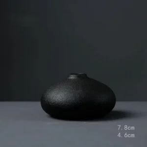 Wazon ceramiczny czarny o geometrycznej smukłej formie - ujęcie produktu
