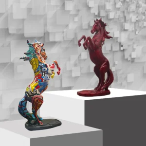 Figurka wspiętego konia z żywicy w kolorowe wzory pop art - ujęcie produktu