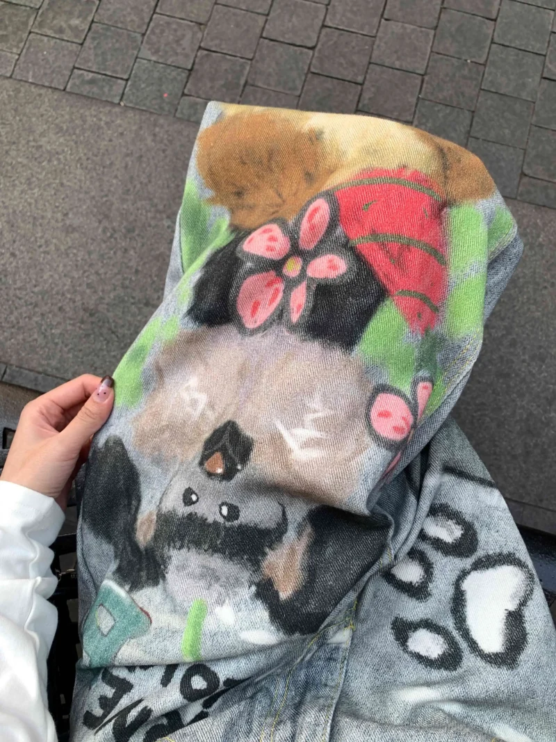 Jeansy damskie baggy z nadrukiem graffiti i motywem ust - ujęcie produktu
