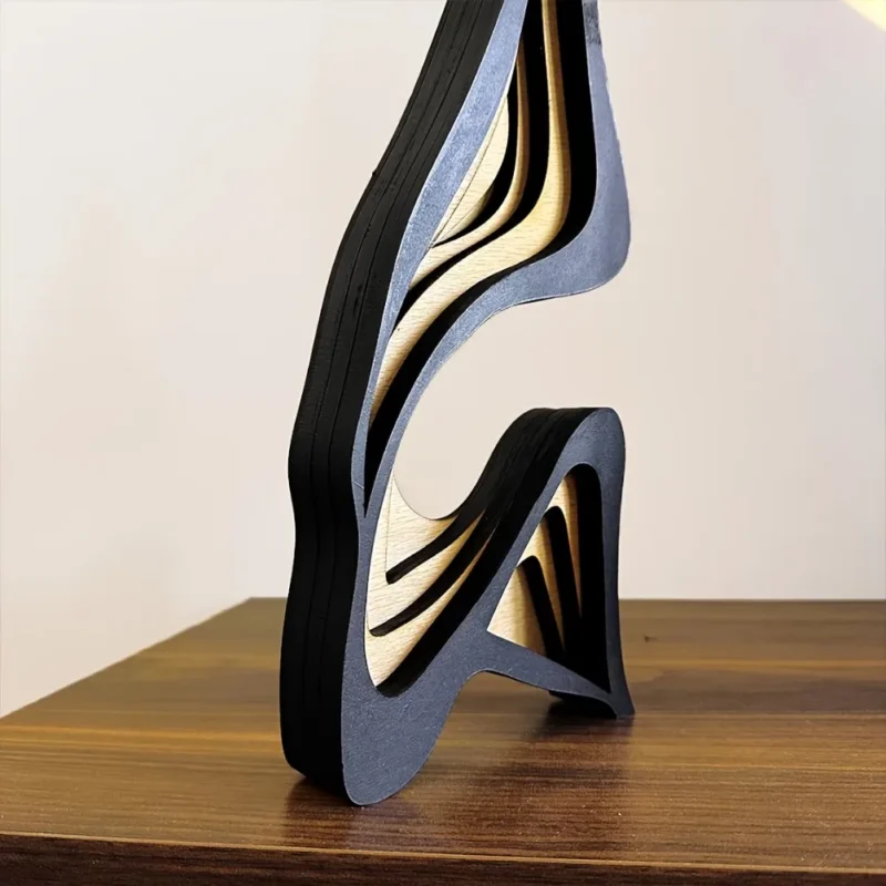 Abstrakcyjna drewniana statuetka minimalistyczna