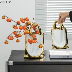 Ceramiczny wazon w kształcie torebki