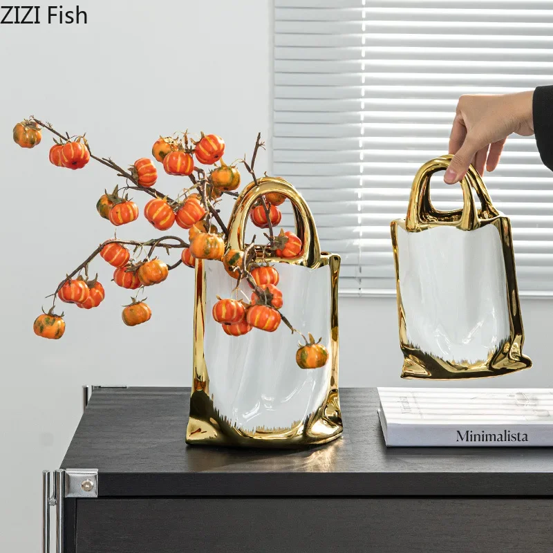 Ceramiczny wazon w kształcie torebki