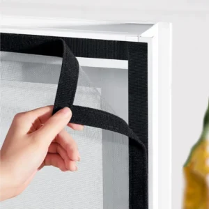 Moskitiera okienna z czarną siatką i rzepem - ujęcie produktu