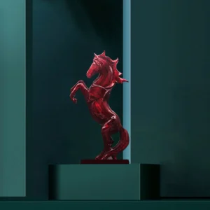Figurka wspiętego konia z żywicy w kolorowe wzory pop art - ujęcie produktu