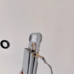 Pikowane etui do iPhone z portfelem i paskiem - ujęcie produktu