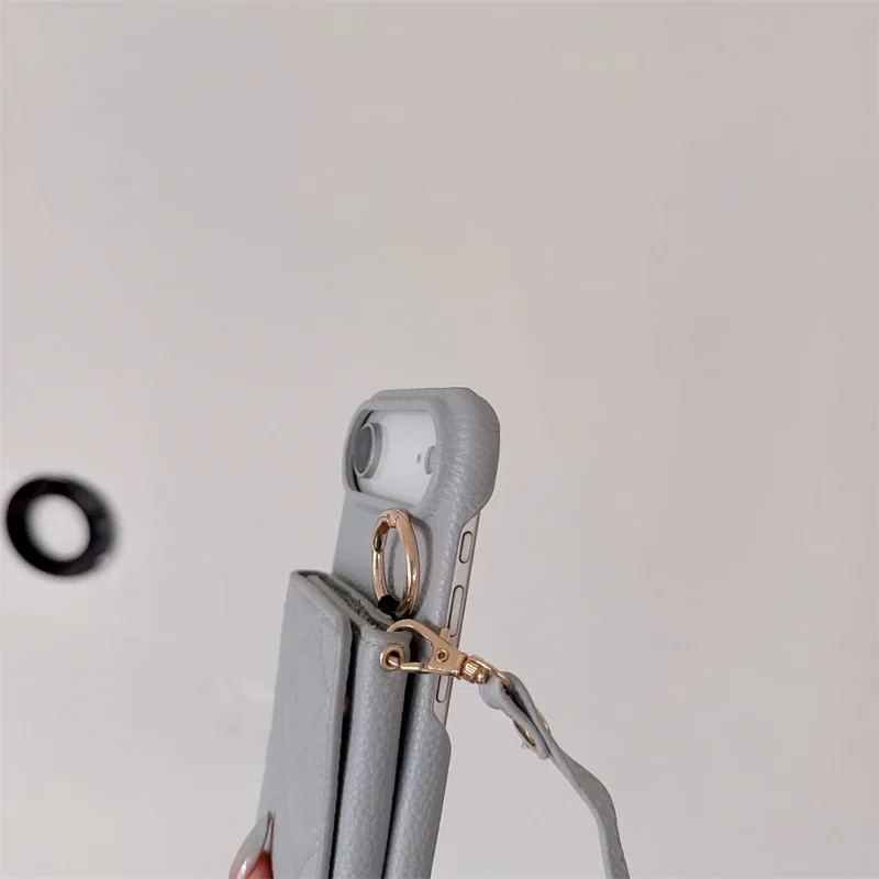 Pikowane etui do iPhone z portfelem i paskiem - ujęcie produktu
