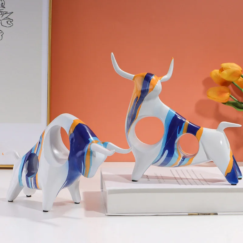 Figurka byka z żywicy w kolorowe wzory, dekoracja pop art - ujęcie produktu