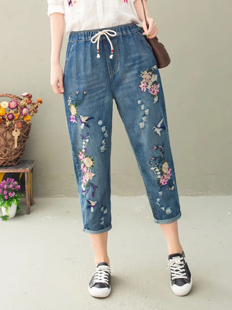 Niebieskie jeansy damskie baggy z elastycznego denimu, z przetarciami