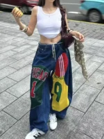 Jeansy damskie baggy z kolorowym nadrukiem postaci - ujęcie produktu