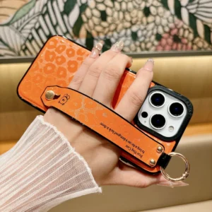 Etui do iPhone z szerokim paskiem na dłoń i kółkiem - ujęcie produktu
