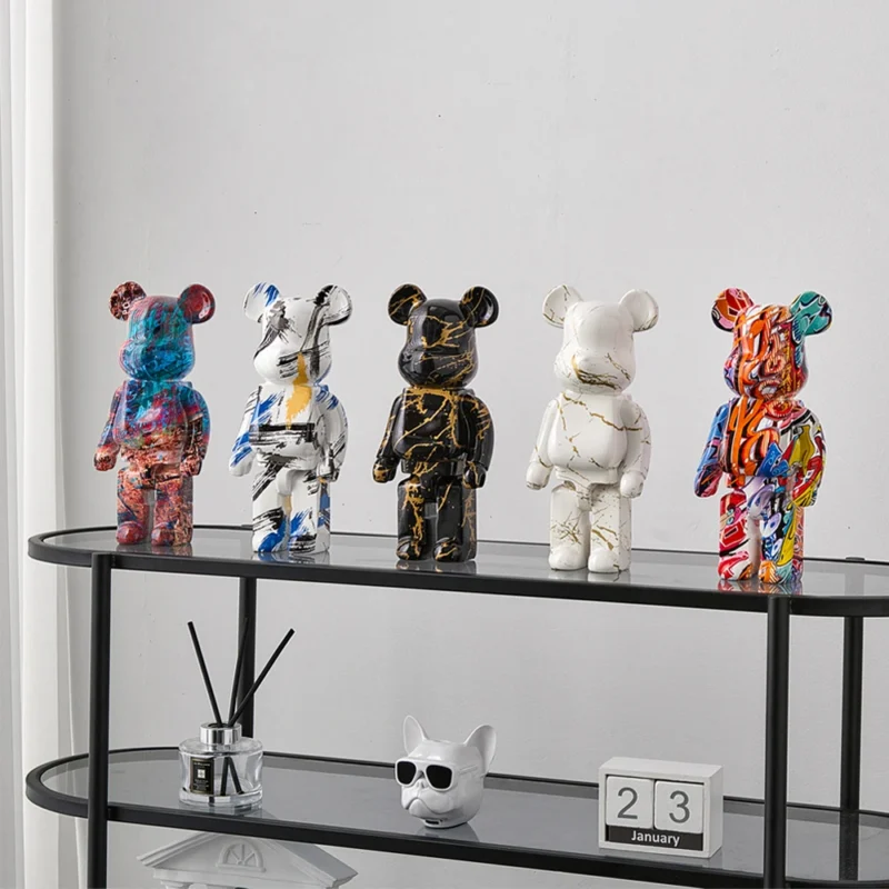 Figurka misia w kolorowe wzory graffiti, dekoracja na komodę - ujęcie produktu