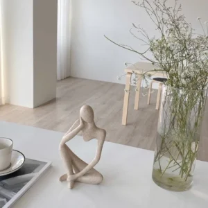 Piaskowa figurka Myśliciel w stylu joga