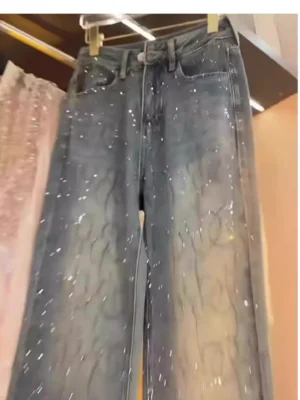 Niebieskie jeansy damskie slim fit z wysokim stanem, z ozdobnymi dżetami