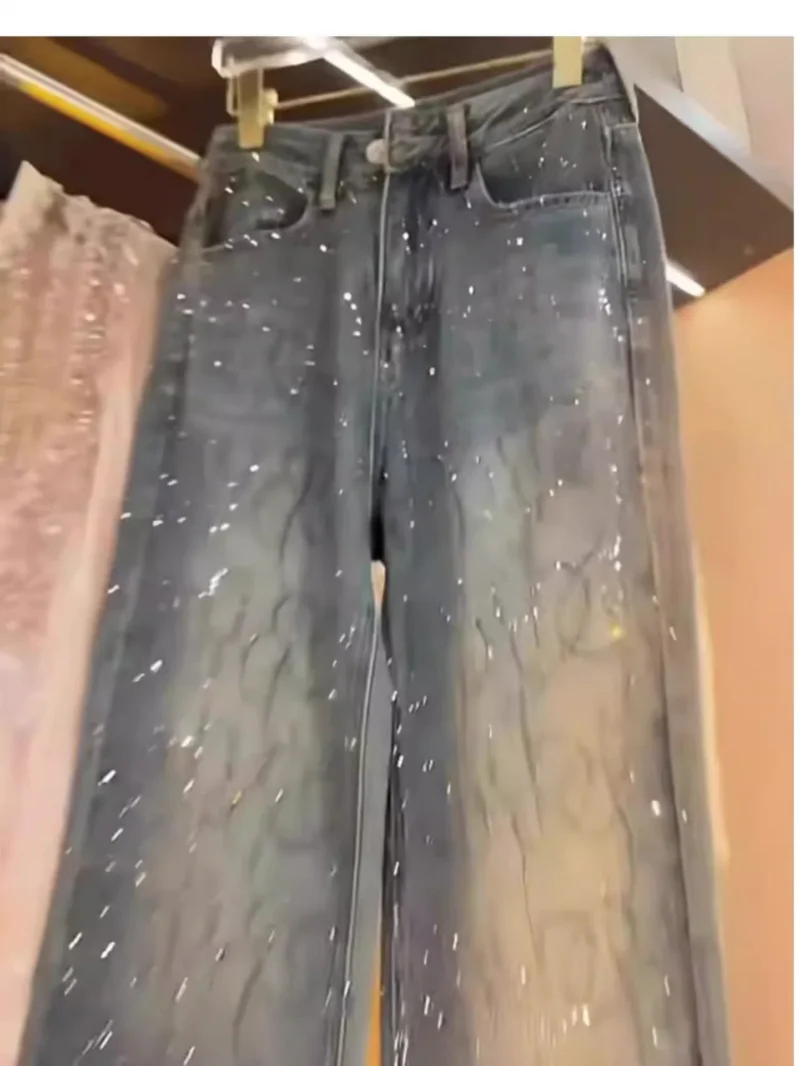 Niebieskie jeansy damskie slim fit z wysokim stanem, z ozdobnymi dżetami
